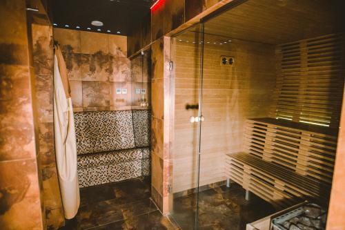 een badkamer met een douche en een glazen deur bij Hanza Hotel in Rīga