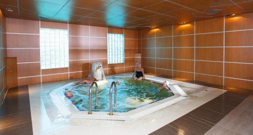 a hot tub in a room with people in it at Balcova Termal Hotel in İzmir