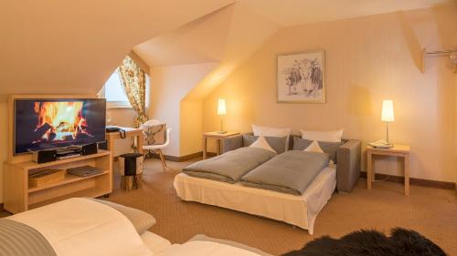 A bed or beds in a room at Ammersee-Hotel