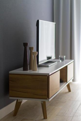 a dresser with vases and a mirror on it at Dwie Sosny - Apartament 48 in Ustronie Morskie