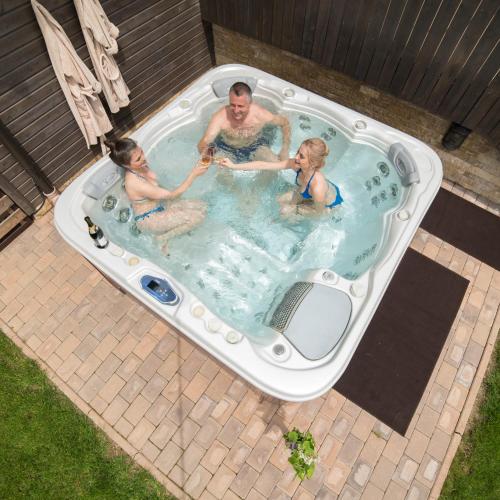 a group of people sitting in a jacuzzi tub at Pensiunea Vis Alpin Belis in Beliş
