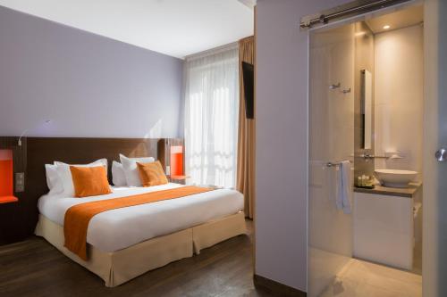 Un pat sau paturi într-o cameră la Best Western Seine West Hotel