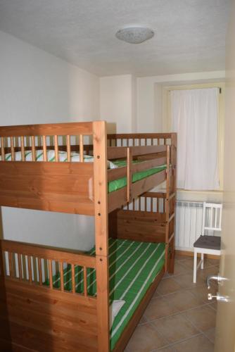 2 łóżka piętrowe w pokoju z oknem w obiekcie residenza la roggia w mieście Varallo