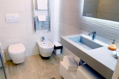 バルレッタにあるAffittacamere Massimo D'Azeglioの洗面台とトイレを備えた白いバスルーム