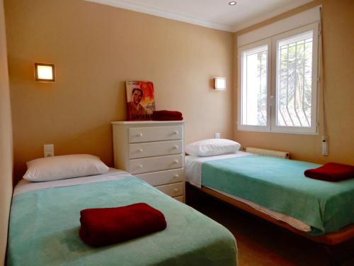 una camera con due letti e una finestra di Villa Amare a Benissa