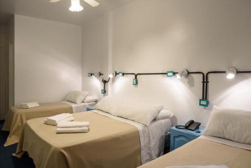 
a hotel room with two beds and two lamps at Casa Urbana Hotel in Córdoba
