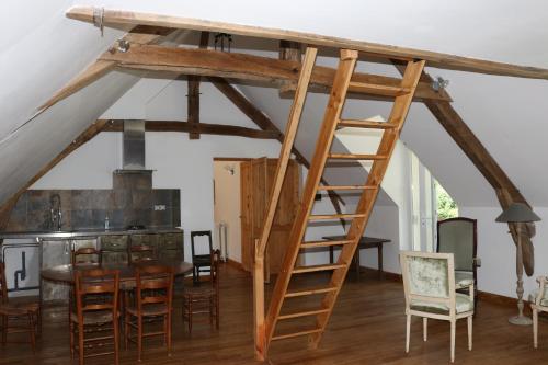 Μια τηλεόραση ή/και κέντρο ψυχαγωγίας στο Maison d'hôtes Moulin du Bas Pesé