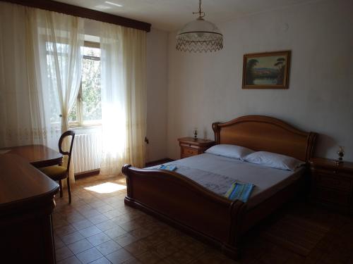 una camera con un grande letto e una finestra di Apartment Via Montenegro a Ghilarza