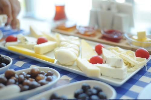 فندق ياليكابكيني البوتيكي في غولوك: طاولة مليئة بأطباق من الجبن والأطعمة الأخرى