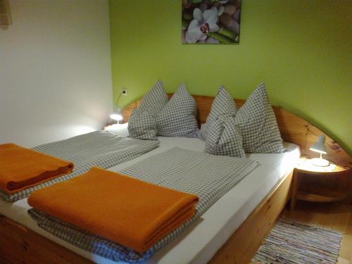 2 Einzelbetten in einem Zimmer mit grünen Wänden in der Unterkunft Ferienhaus Elisabeth in St. Wolfgang