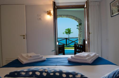um quarto com uma cama com duas toalhas em Villa Elizabeth em Conca dei Marini