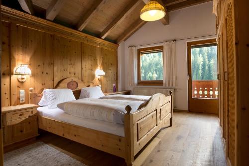 Postel nebo postele na pokoji v ubytování Alfonsstüberl - Ferienwohnungen & Restaurant