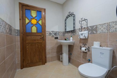 a bathroom with a toilet and a sink at Puerta Azul in Chefchaouene