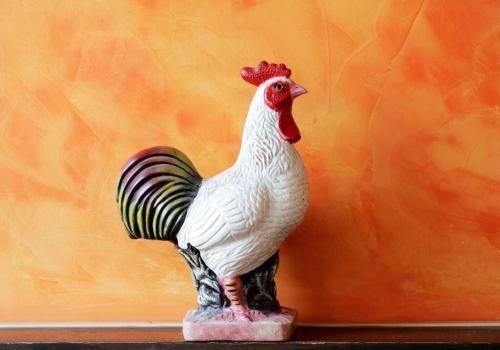a statue of a chicken sitting on a table at Hotel Goldener Hahn in Duisburg