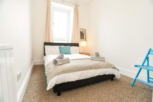 een slaapkamer met een groot bed en een raam bij Modern Central Apartment in Aberdeen