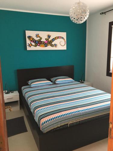カレタ・デ・フステにあるSun Beach 41の青い壁のベッドルーム1室