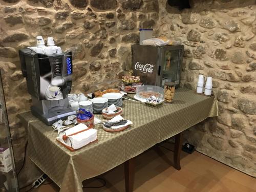 - une table avec de la nourriture et une machine à café dans l'établissement San Pio Bed & Breakfast, à Cariati
