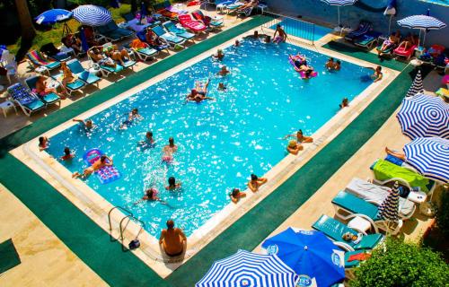 Bazén v ubytování Grand Horizon Apart Hotel nebo v jeho okolí