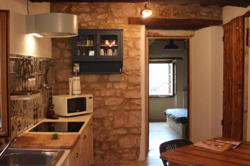 a kitchen with a sink and a microwave at Agriturismo Slowcanda in Cardella