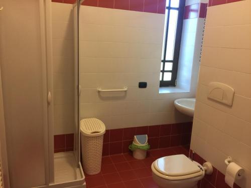 een badkamer met een toilet en een wastafel bij Le Case del Parco in Peschici