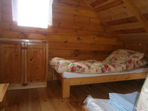 Giường trong phòng chung tại Domki u Wladka