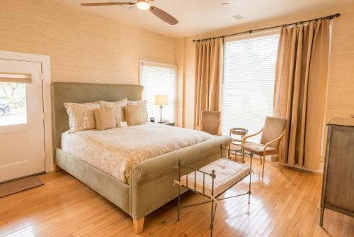 Ένα ή περισσότερα κρεβάτια σε δωμάτιο στο Harbor House Inn