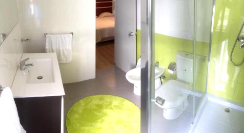 Koupelna v ubytování Apartamentos Solmar 15º