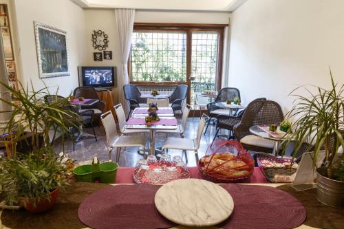 een kamer met een tafel, stoelen en planten bij Residenza Talenti Superior Rooms in Rome