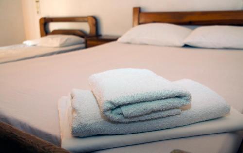 Ένα ή περισσότερα κρεβάτια σε δωμάτιο στο Ξενοδοχείο Σταυροδρόμι