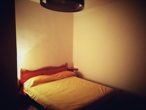 ヴィッラノーヴァ・ディ・オストゥーニにあるLa casa del portoのベッドルーム1室(ライト付)
