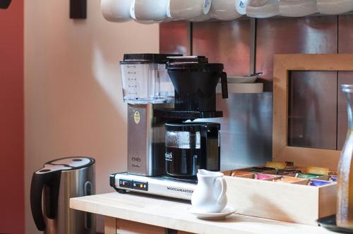 eine Kaffeemaschine auf einer Theke in der Unterkunft Willa Marma B&B in Zakopane