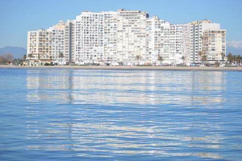 エンプリアブラバにあるSylviaの大水の岸壁