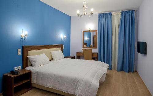 A bed or beds in a room at Hotel Anna