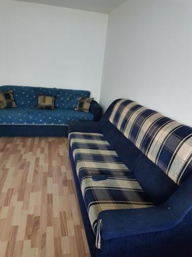 ブラショヴにあるApartamente Marianのリビングルーム(青いソファ付)