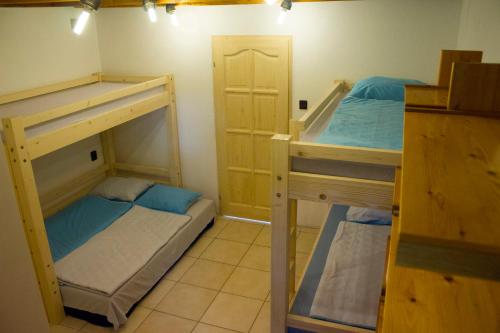 Blue Bike Hostel emeletes ágyai egy szobában