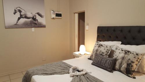 Tempat tidur dalam kamar di Royal Apartments Kimberley