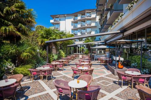 ナーゴ・トルボレにあるHotel Continental - Tonelli Hotelsの屋外シーティングエリア(テーブル、椅子付)