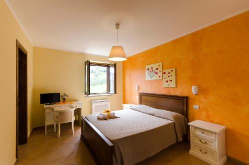 Laureana CilentoにあるAl Casale dei Nonniのベッドルーム1室(ベッド1台、デスク付)