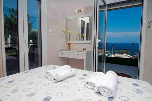 Tempat tidur dalam kamar di Brentanos Apartments - A - View of Paradise