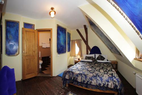 a room with a bed in a room with an attic at Pensiune Citadela Sighisoara in Sighişoara