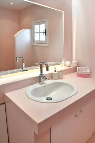 a bathroom with a sink and a mirror at Sarwnisland in Lagonissi
