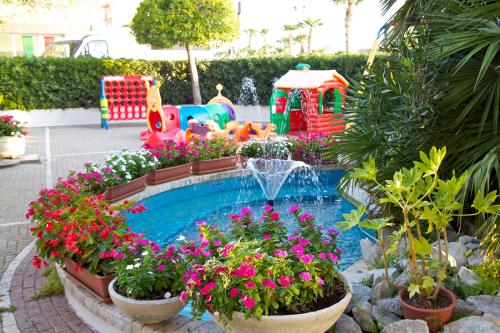 ミザーノ・アドリアーティコにあるSavoia Hotelの子供用の遊び場(噴水、花の咲く庭園あり)
