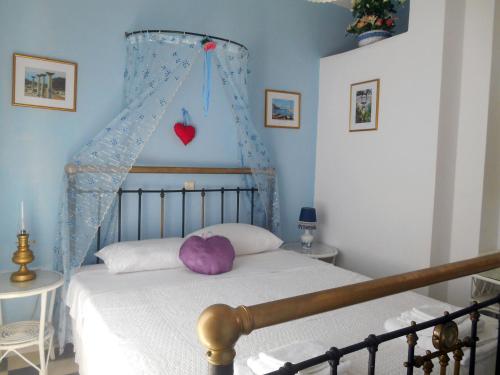 A bed or beds in a room at Polytropon Apartments