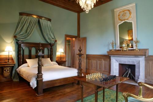 Un pat sau paturi într-o cameră la Hotel Castillo de Arteaga
