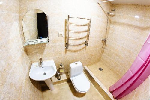 アドレルにあるApart-Hotel Kayanのバスルーム(洗面台、トイレ、鏡付)