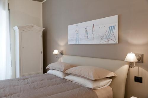 ローマにあるRome Eternal Cityのベッドルーム1室(ベッド1台付)が備わります。壁に絵が飾られています。
