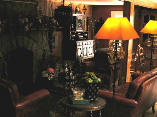 a living room with a couch and a table with a lamp at FLEUR DE LAC EUROPERAN INn in Lake Arrowhead