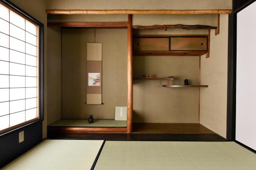 a room with a room with a bunk bed at Kuraya Nanseicho in Kyoto