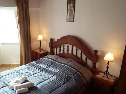 1 dormitorio con 1 cama con 2 lámparas en las mesas en Las Victorias 3 en San Carlos de Bariloche