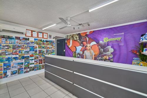 ケアンズにあるゲッタウェイ オン グラフトンの漫画の壁が大きな食料品店